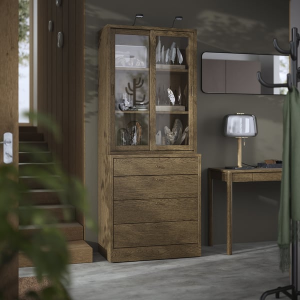 TONSTAD skab, egetræ med glaslåger, display ved skrivebordet.