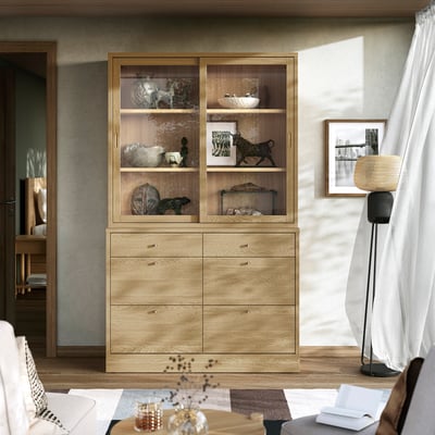 TONSTAD skab i lyst træ med glaslåger og hylder, der blander klassisk og moderne design.
