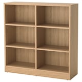 En tom TONSTAD bogreol i lyst egetræ. Det har fire justerbare hylder og et enkelt, moderne design.