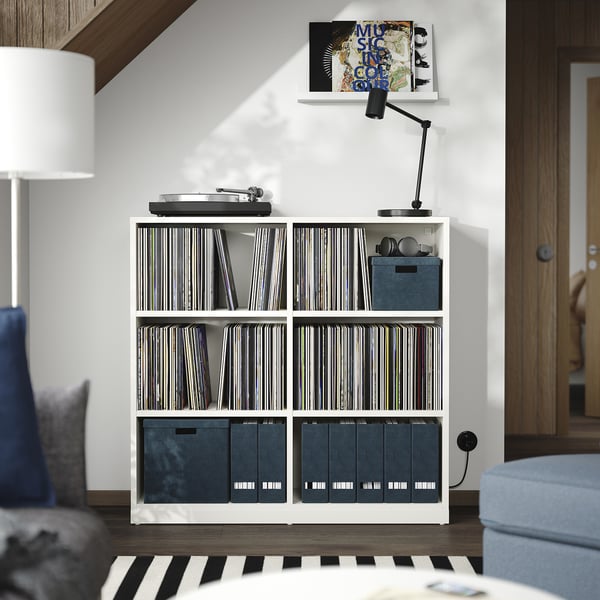 Moderne hvid TONSTAD opbevaringsenhed med vinylplader, pladespiller, lampe og bøger.