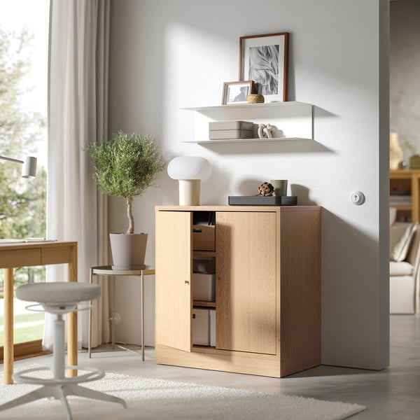 TONSTAD skab: lyst egetræ, soft-close, justerbare hylder. Centreret, passer mellem skrivebord og sofa. Moderne, naturligt look.