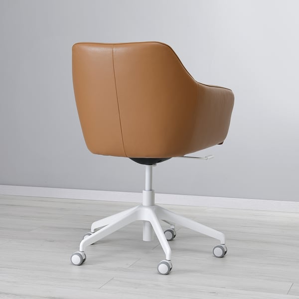 Moderne brun læder kontorstol med justerbar højde og drejelig base, designet til komfort og holdbarhed.