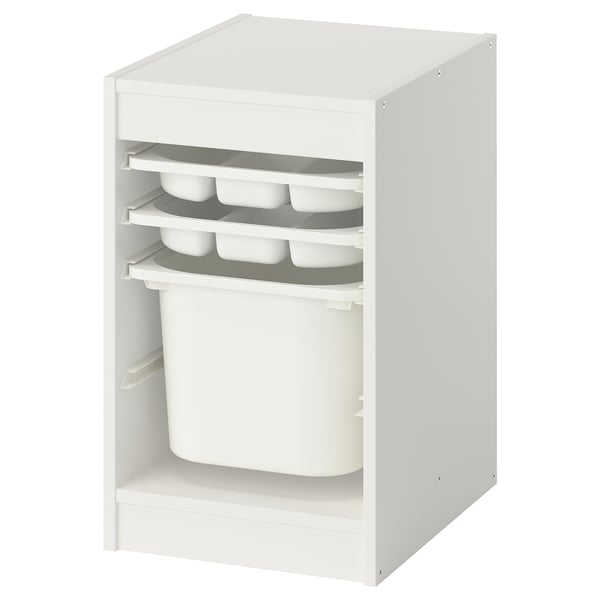 En hvid TROFAST opbevaringsenhed med plastskuffer og en skraldespand. Den er designet til at organisere børneting.