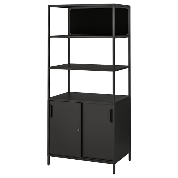 TROTTEN reol i sort metal med lukket skab i bunden, tre åbne hylder over. Moderne, minimalistisk design.
