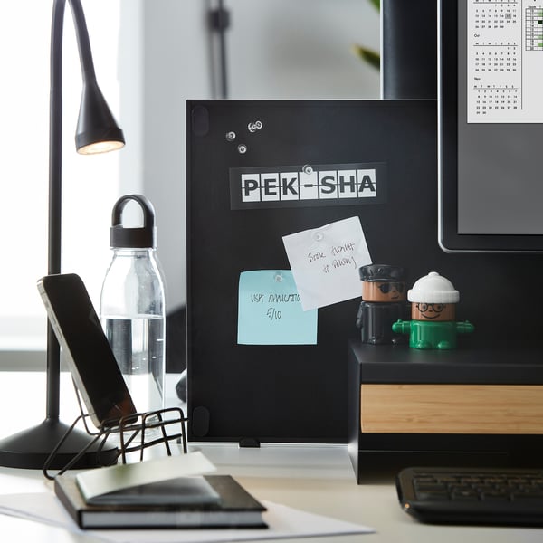 Kontoropsætning: skrivebord, pc, lampe, telefonholder, vandflaske, noter, kalender, pennekop, tastatur.
