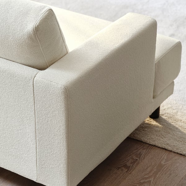 Beige UPPÅKRA-sofa med bløde puder på trægulve.