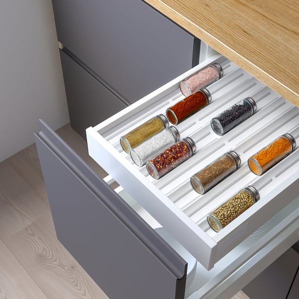 Krydderiskuffe-organisator med flere glas; Holder køkkenet ryddeligt og effektivt.
