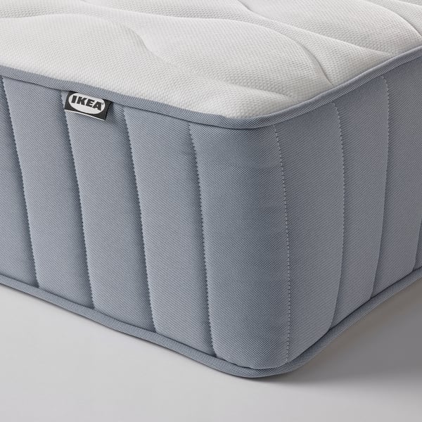 Nærbillede af ikea-madras, fremvisning af pocketfjedre og skumlag for komfort.
