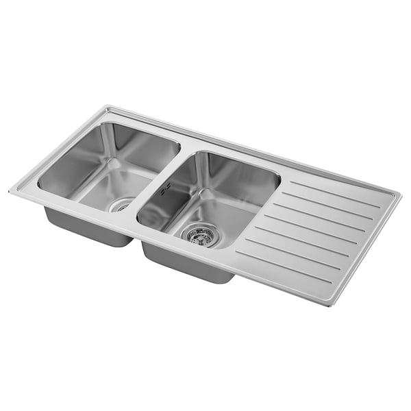 En VATTUDALEN køkkenvask i rustfrit stål med to skåle og et afløbsbræt. Vasken er rektangulær og et slankt, moderne design.