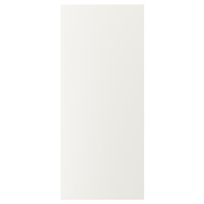 En hvid VEDDINGE køkkenlåge med slankt, moderne design med glatte overflader.