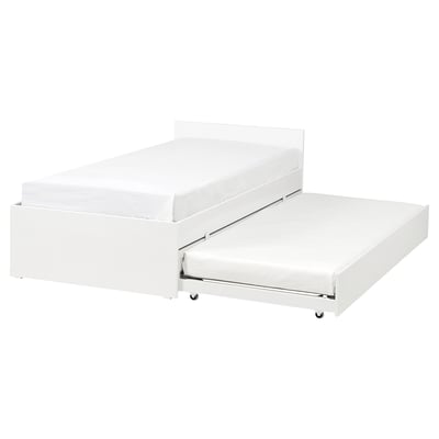 Hvid VIHALS udtræksseng med rent, minimalistisk design og lamelbunde.