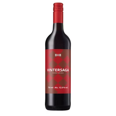 En rød flaske med IKEAs VINTERSAGA-etiket, en gløgg, 750 ml, 12. 0% vol. , står oprejst.