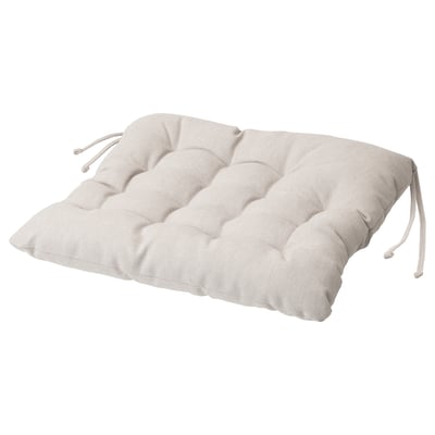 En lys, rektangulær stolehynde med quiltet design og bindebånd i hvert hjørne, velegnet til ekstra komfort og støtte på stole.