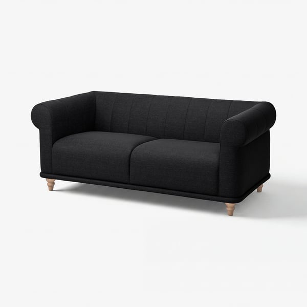 En slank, sort sofa ved navn VISKAFORS med bløde, rullede armlæn og dybe sæder, med klassisk stofbetræk.