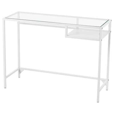VITTSJÖ bordet har et hvidt metalstel, en glasplade og en lille glashylde. Dens moderne design er slankt og minimalistisk.