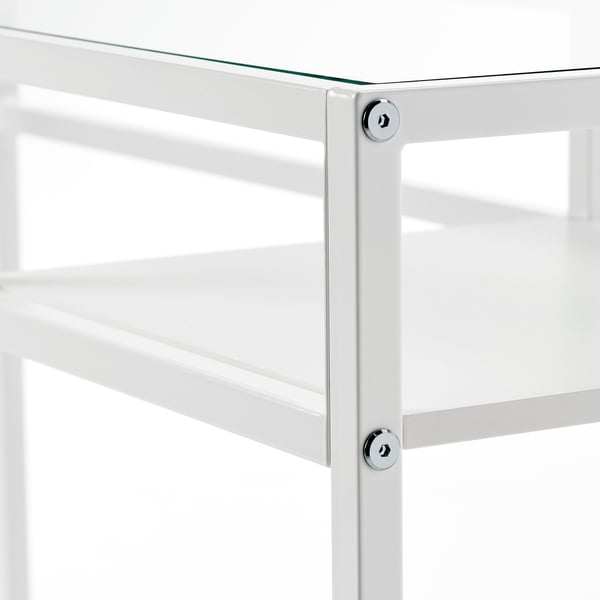 Moderne, slank glas- og metalreol, der viser robust design med kromfinish.