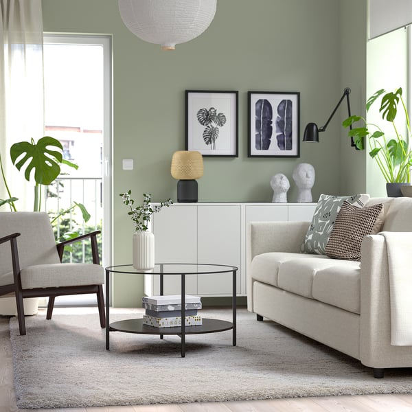 Moderne stue med lyse møbler, planter, VOLLERSLEV tæppe under sofa og stole.