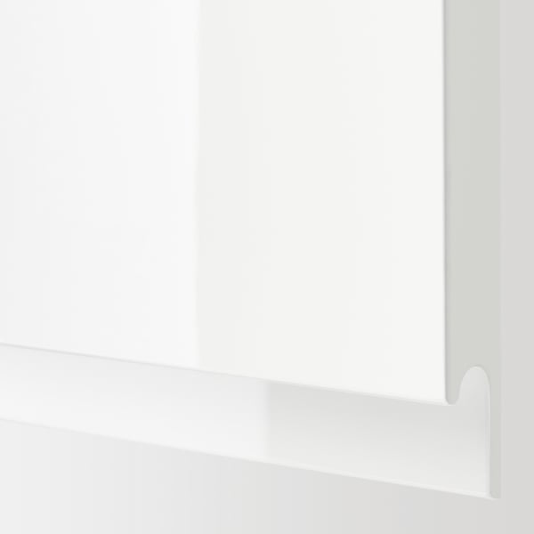 Hvidglans køkkenskab nærbillede, slanke håndtag, rent moderne look.