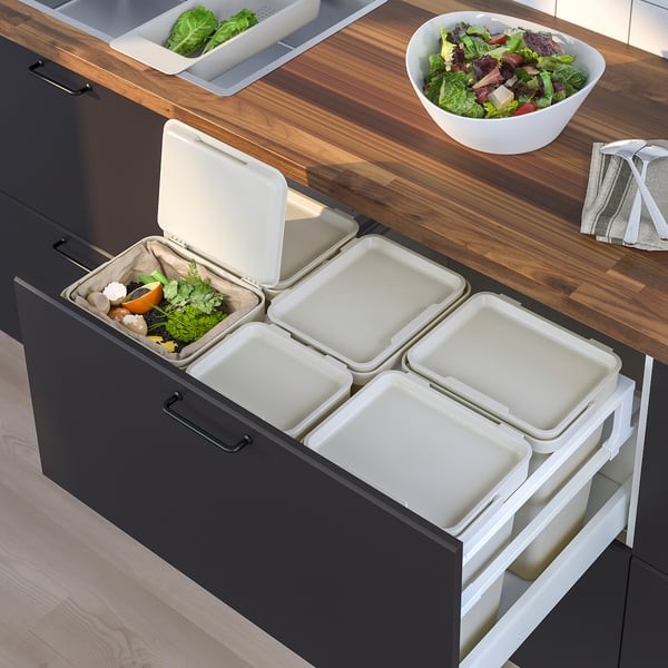 Kitchen pulls out HÅLLBAR waste sorting bins. Modern design, white and black, eco-friendly made.