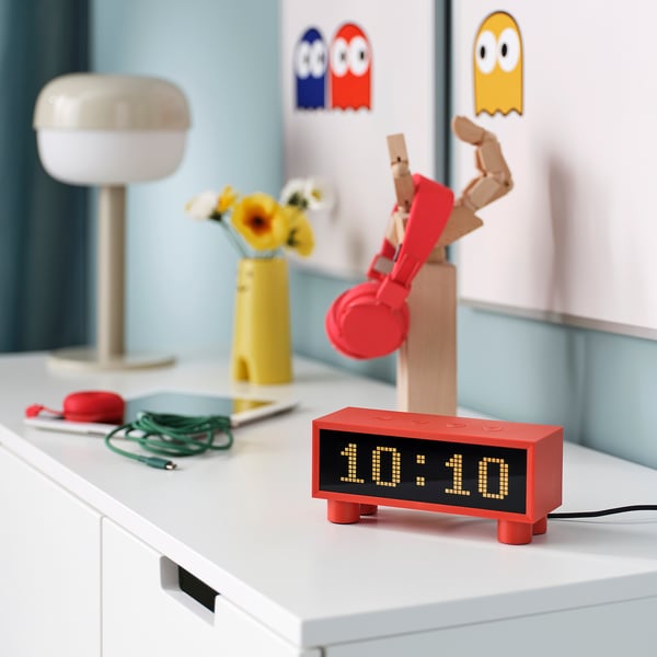 Red KORTLINJE clock on desk, 10:10.
