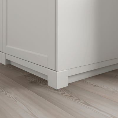 White kitchen cabinet leg with bevelled edge and light wooden floor. Part of the LERHYTTAN series for a traditional look.