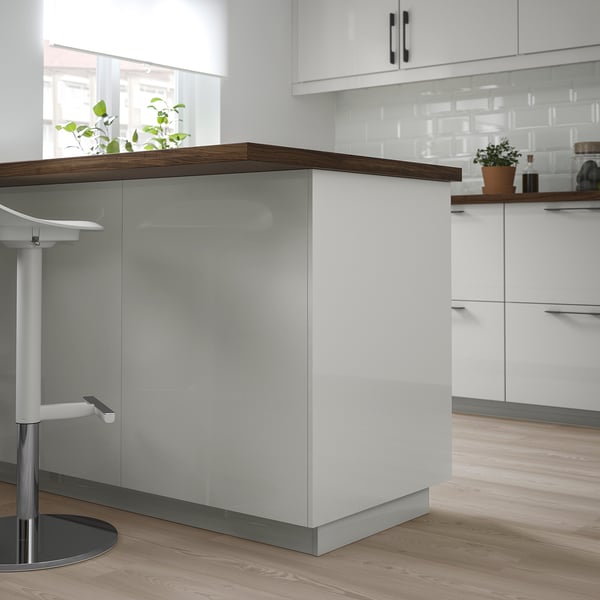 Modern kitchen with white glossy RINGHULT cabinets and barstool.