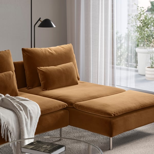 Modern living room with a brown SÖDERHAMN chaise longue and soft cushions for relaxation.