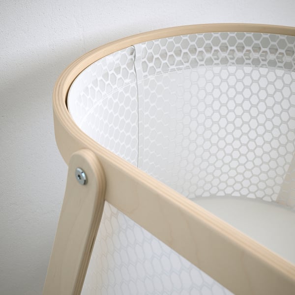 Kaasaegne vankrikorv hingava võrgu ja tugeva puitraamiga.