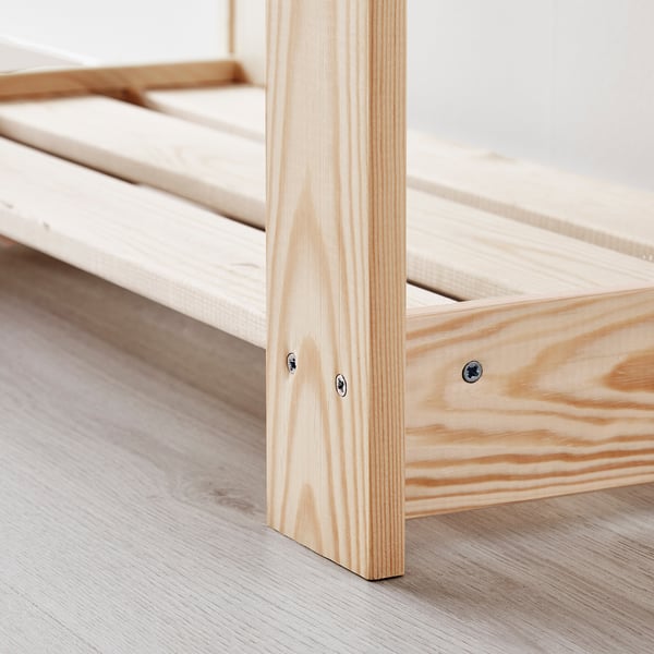 Naturaalsest puidust mööblinurk, detailne kruvidega, heledal põrandal.