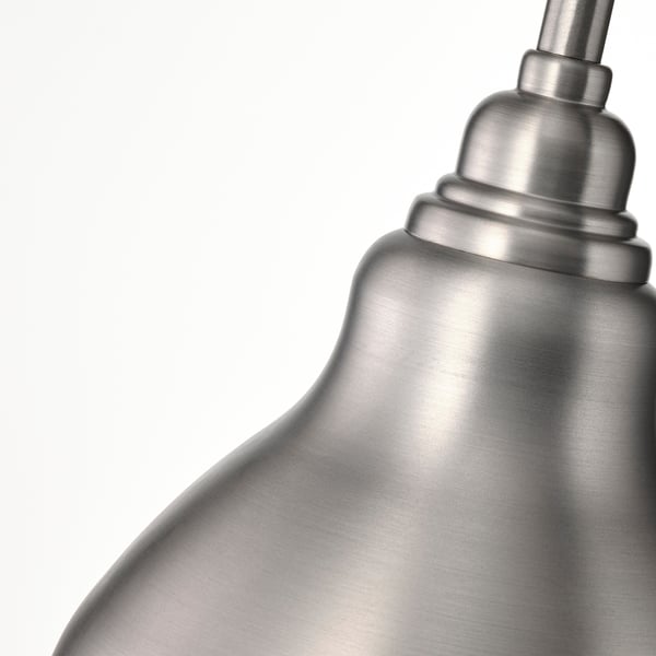 Reguleeritava kaelaga hõbedane metalllamp, millel on poleeritud, harjatud viimistlus. Elegantne disain, tõenäoliselt osa kodukaunistuste sarjast.