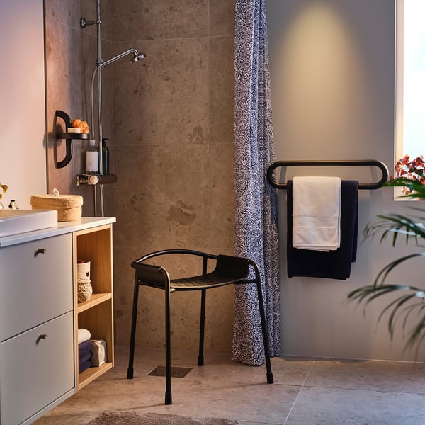 Kaasaegne kaarja disainiga vannituba BÄSINGEN tumehall käterätikuivati. Sisaldab kraanikaussi, taburetti ja looduslikku sisekujundust.