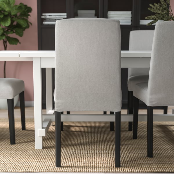 Kaasaegne hall söögitool mustade jalgade ja valge lauaga, mis kuulub BERGMUND comfort sarja.