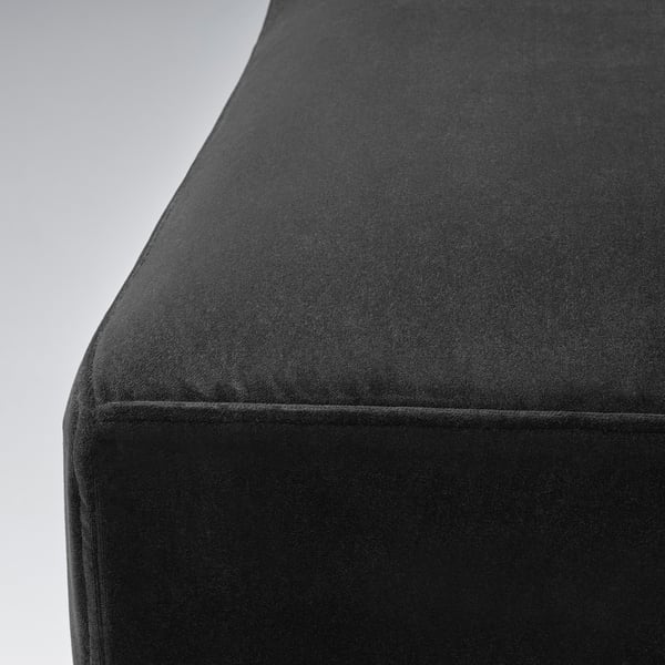 Samettooli lähivõte, pehme musta tekstuuriga detail.