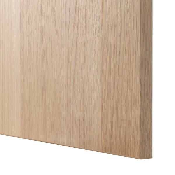 Lähivõte heledast puidust viimistlusest klanitud tasasel pinnal, mis näitab sileda tekstuuri ja kvaliteetset viimistlust.