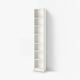 Valge BILLY raamaturiiul reguleeritavate riiulitega, mis seisab kõrge ja tühi lihtsa tausta ees.