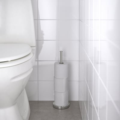 BROGRUND hoidik 3 rulliga valge tualeti lähedal. Alternatiiv: BROGRUND tualettpaberihoidja 3 rulliga valge WC-poti poolt.