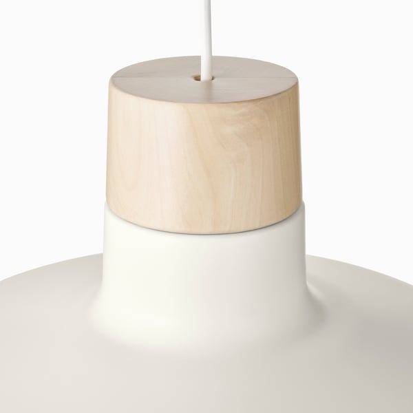 Minimalistlik ripplamp heledast puidust ülaosaga; valge varjund, kvaliteetne disain.