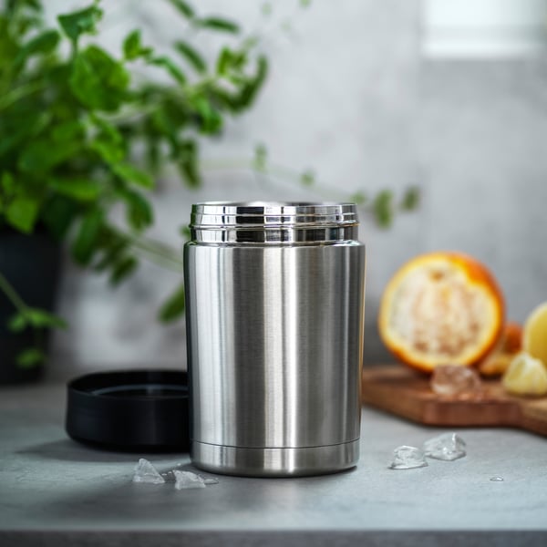 Hõbedane termos letil jää, ürtide, tsitruselistega.