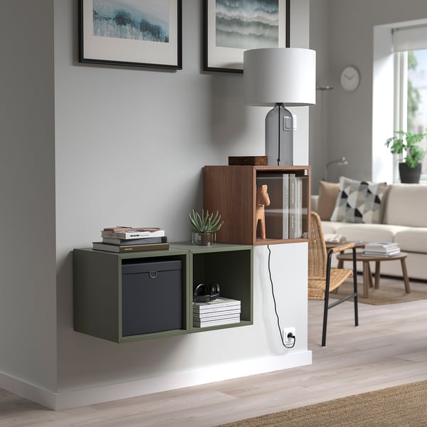 Kaasaegne elutuba EKET seinale kinnitatava panipaigaga; mahutab raamatuid, lampe ja kaunistusi. Valge ja puidust viimistlus. Paigutatud kahe raamitud lainetrüki alla.