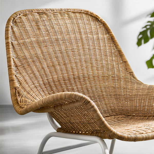 Käsitsi kootud rotangist valmistatud kumera seljatoe ja kätega vitstest tugitool, millel on loomulik tekstuur ja kerge, mugav disain.