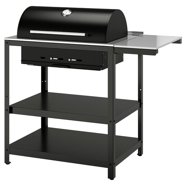 Must GRILLSKÄR grill alusel, roostevaba teras, kuplikujuline kapuuts, külgmised riiulid.