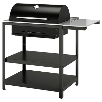 Must GRILLSKÄR grill alusel, roostevaba teras, kuplikujuline kapuuts, külgmised riiulid.