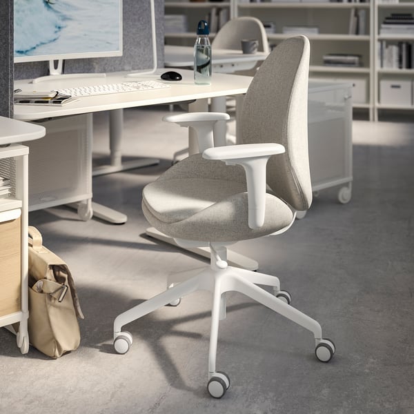 Érèse: kaasaegne kontoriseade helehalli ergonoomilise tooli, valge laua, monitori, klaviatuuri, hiire ja riiulitega.