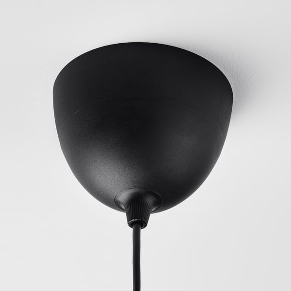 Must lakke paigaldatav lamp elegantse ümara varju ja reguleeritava juhtmega. Kaasaegne disain, kõrge kvaliteet.