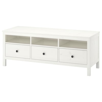 Männist valge HEMNES telerialus sahtlite ja riiulitega hoiustamiseks. Sellel on ristkülikukujuline kuju ja puhas disain.