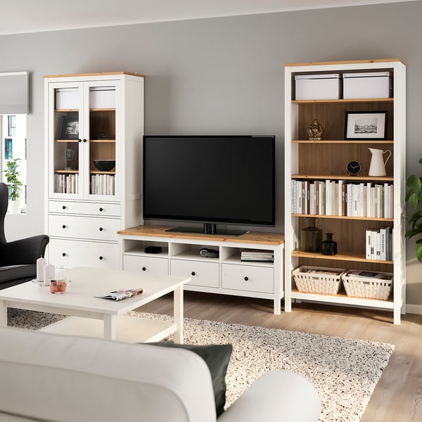 Moodne elutuba, kus on HEMNES telerialus, riiulid ja lameekraaniga televiisor.
