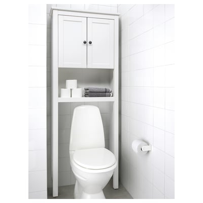 Puhas ja minimalistlik vannituba, mille WC-poti kohal on HEMNES riiul, kus hoitakse rätikuid ja tualetitarbeid, õmblusteta valge plaadiga.