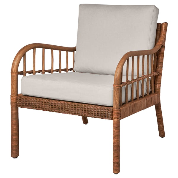 Naturaalsest rotangist ja puidust tugitool HOLMSTA hallide patjadega. Sellel on kumer seljatugi ja käetoed, mis pakuvad mugavat ja dekoratiivset disaini.