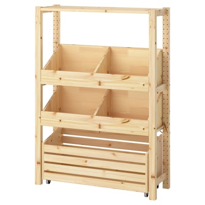 IVAR helepuidust riiul, millel on kolm avatud sektsiooni ja rattad hõlpsaks liigutamiseks.