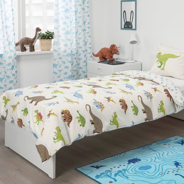 Dinosauruseteemaline laste magamistuba JÄTTELIK teki, kaisuloomade, kardinate ja väikese voodiga.